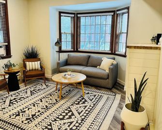 Completely remodeled 2 bedroom apartment in Portland's West End - Portland - Salon