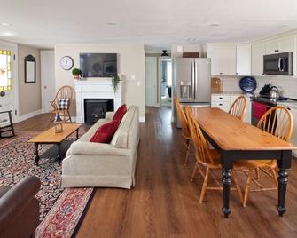 Fully Renovated Perfect For Families Handicap Accessible 1st Floor - Tamworth - Living room