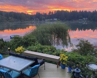 Cottage Lake Bed and Breakfast - Woodinville