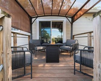 Enchanting 3BR Cottage, Close to Downtown! - Omaha - Balkon
