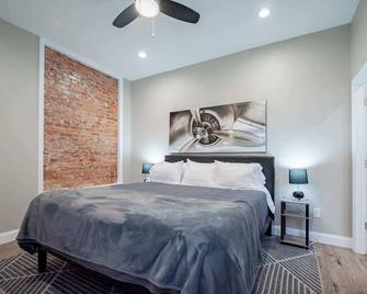 The Penthouse at Park Place King bed fast WIFI and free coffee - Wilmington - Bedroom