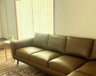 Retro Home Close to Campus - Muncie - Living room