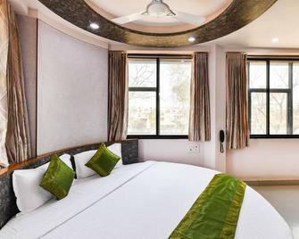 Treebo Skylon Hotel - Gandhinagar - Bedroom