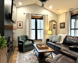 Chic Modern Cabin with Jacuzzi Ideal for Couples in Carbondale, Illinois - Carbondale - Living room