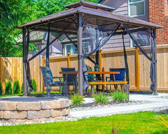 The Retreat - 2 Bedroom 1 Bath! Over 1k Square Feet! - Lake Stevens - Patio