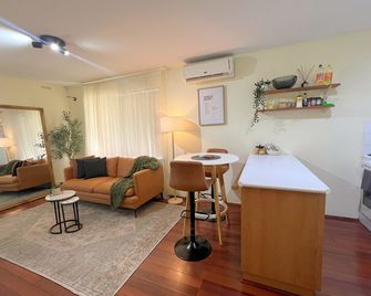 Cosy & Private, Walk to East Vic Park - Perth - Living room