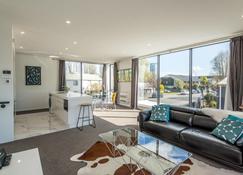 Kilmore Apartment - Christchurch Holiday Homes - Christchurch - Living room