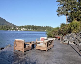 Private Oceanfront Cabin With Hot Tub Doc Holiday Cabin - Ucluelet - Uteplats