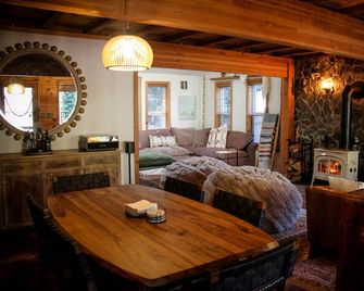 Sandy River's Hush, Cozy Cabin on 1.2 acres tucked above the Sandy River - Sandy - Comedor