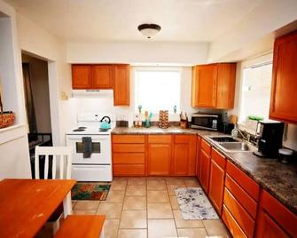 Tranquil Family Escape Steps from the River - Carlsbad - Kitchen