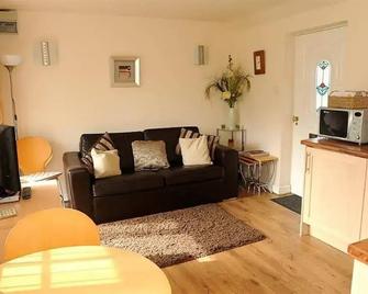 Little Rushbrook Cottages - Solihull - Living room