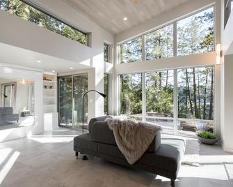 Modern Shipping Container Studio with Ocean Views - Halfmoon Bay - Lobby