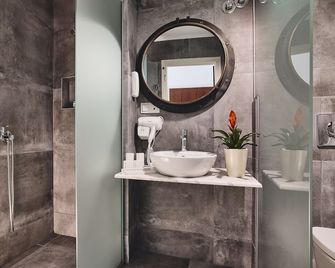 Capetan Giorgantas - Adamantas - Baño