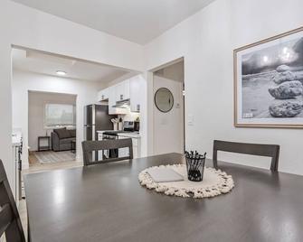 Martinez Manor - Modern Home - Close to downtown - Martinez - Dining room