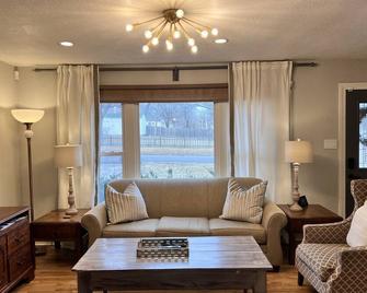 Luxury 5-Star Home ~ Location~Fenced Yard~Families~Couples~King Bed - Topeka - Living room