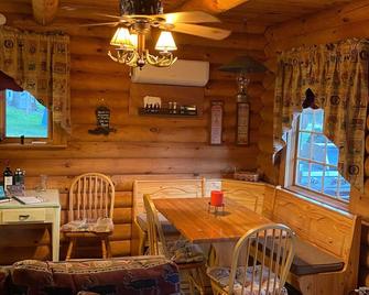 Log Cabin next to the Mississippi River - Harpers Ferry - Dining room