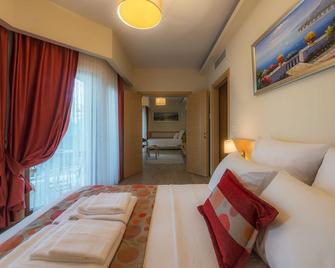 Esida Hotel - Küçükkuyu - Schlafzimmer