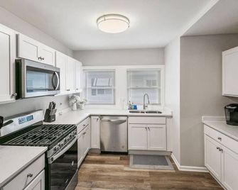 Charming Family home near Great Lakes Naval Base - Waukegan - Kitchen