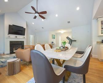 Seaside Coastal Getaway w/ Private Beach Access & Scenic Trail - Marion - Comedor