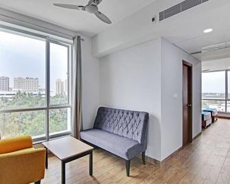 OYO 20018 Silverkey D Square Omr - Navalur - Sala de estar