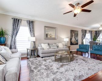 Stunning Resort Style Home | Private pool, Ocean View, Bar/Grill, & Game Room. - Laguna Beach - Sala de estar