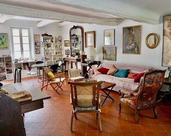 Charming typical villa, 95 m2, inside flowered garden, 3 terraces, climatisatio. - Hyères - Wohnzimmer