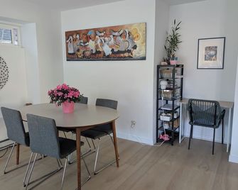 A Peaceful Uptown 2 bedroom Townhouse Pet Friendly - Vancouver - Dining room