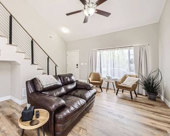 Relaxing Retreat Near Airport-Hot Tub-Fire Pit - Denver - Living room