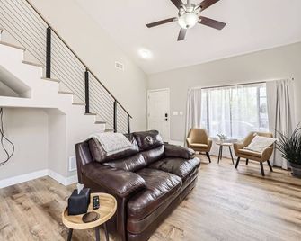 Relaxing Retreat Near Airport-Hot Tub-Fire Pit - دنفر (كولورادو) - غرفة معيشة