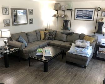 Perfect location!!! Blocks from Lambeau Field. - Green Bay - Living room