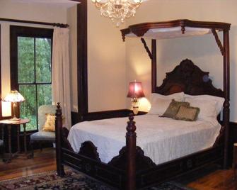 Adair Manor Bed & Breakfast - Adairsville - Bedroom
