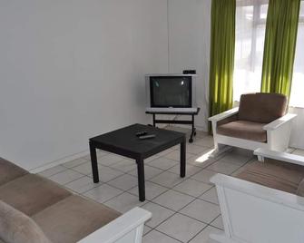 Backpacker Apartments - Plettenberg Bay - Living room