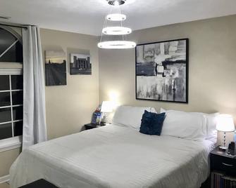 3 miles from the Ky Horse Park. Read the house rules and listing before you book - Georgetown - Bedroom