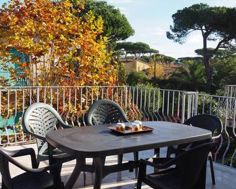 Quiet And Surrounded By Bright Green Two Steps From The Sea - Marina Di Pietrasanta - Balcony