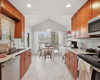 Serene Waterfront Haven Spacious 3br Townhouse in Newport - Crosby - Cocina