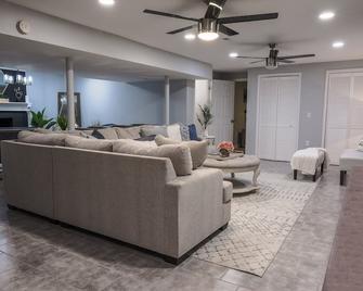 Roanoke’s modern Lower Level Apt. (Basement). - Roanoke - Living room