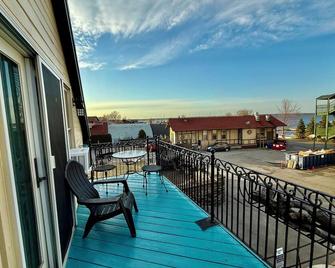 Cozy Lakeside Downtown Apartment C - Sackets Harbor - Balcony