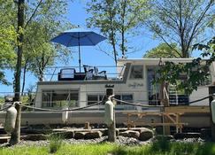 Beached houseboat with lots of character and deck jacuzzi - Langsville - Building