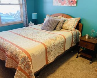 City country, small Lake view, hot tub, game room fire place & lots of extras! - Ham Lake - Bedroom