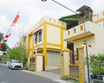 OYO 91580 Kost Bougenville Syariah - Madiun - Gebäude