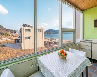 Geojae Wave Hotel and Pension - Geoje - Eetruimte