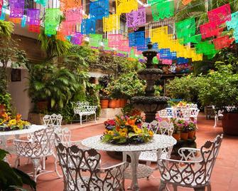 Hotel Posada de Roger - Pto Vallarta - Patio