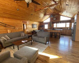 Bears Den - A Taste of Heaven from a Bearly Rustic Point of View - Shenandoah - Living room