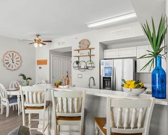 Beachfront Condo 1ST Floor, Private parking,Pickleball two swimming pools. - Laguna Beach - Comedor