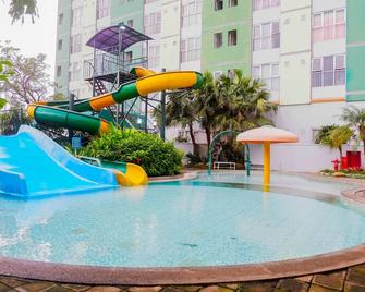 Pool View 2BR at Dian Regency Apartment By Travelio - Surabaja - Basen