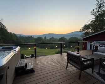 Private Catskill Getaway | HotTub w/ Mountain Views - Prattsville - Balcón