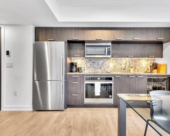 Modern 2br Downtown Toronto Condo | Near Queen St & Univ Ave | Work-Friendly - Toronto - Cocina