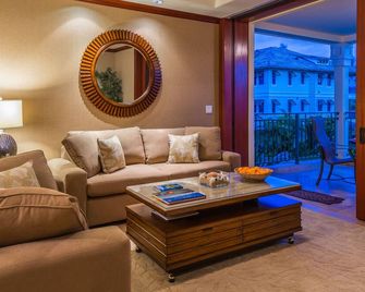Luxury Kolea Golf & Hilton Pass, Partial Ocean View, 2 Min to Beach & Clubhouse - Waikoloa Village - Living room