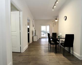 Huge SouthPark 2Br/2Ba w Patio Come Laugh Live Love here - Charlotte - Salle à manger