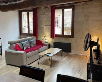 Appartements chez Delphine et Guillaume au coeur de Semur en Auxois - Semur-en-Auxois - Living room
